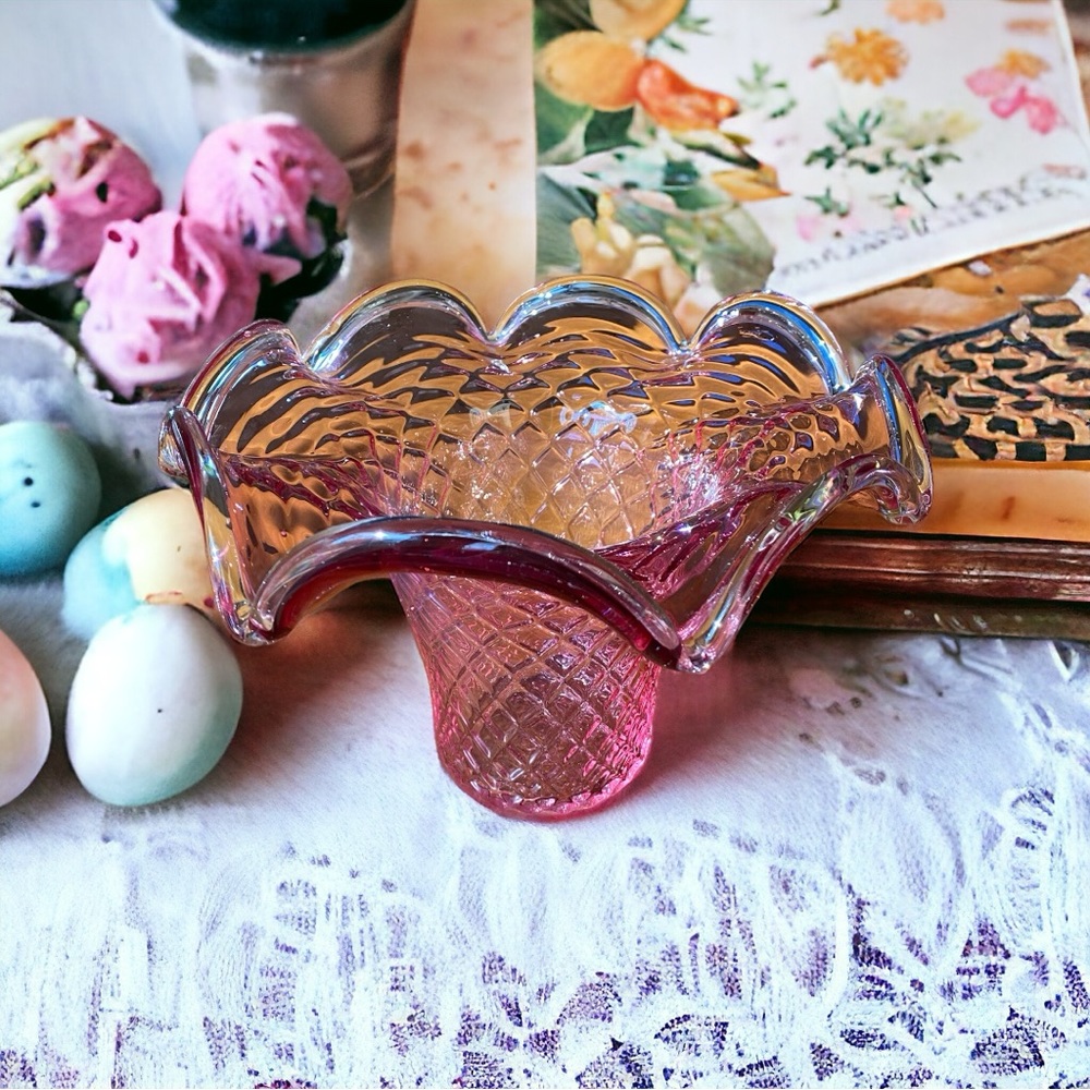 Gorgeous vintage glass diamond basket weave basket / vase / bowl with scalloped - Picture 3 of 13